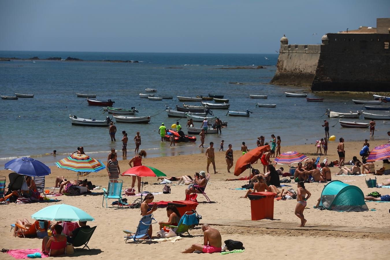 Primer fin de semana de playa veraniego en Cádiz