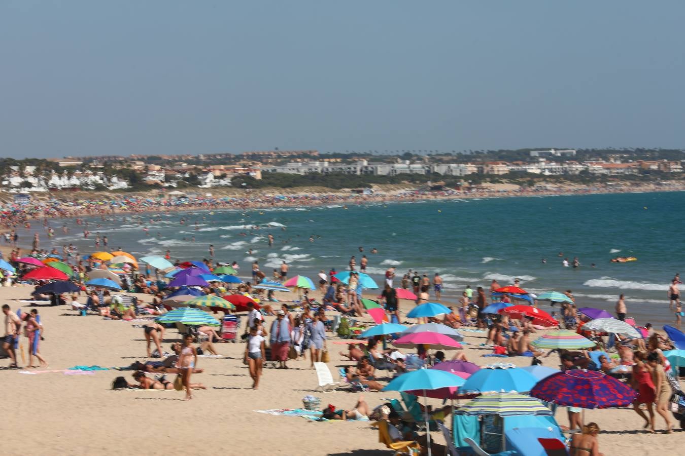 Primer fin de semana de playa veraniego en Cádiz