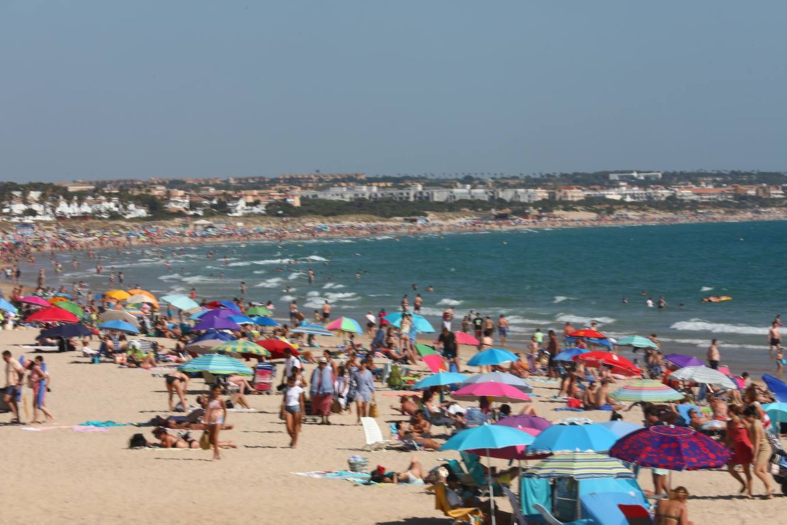 Primer fin de semana de playa veraniego en Cádiz