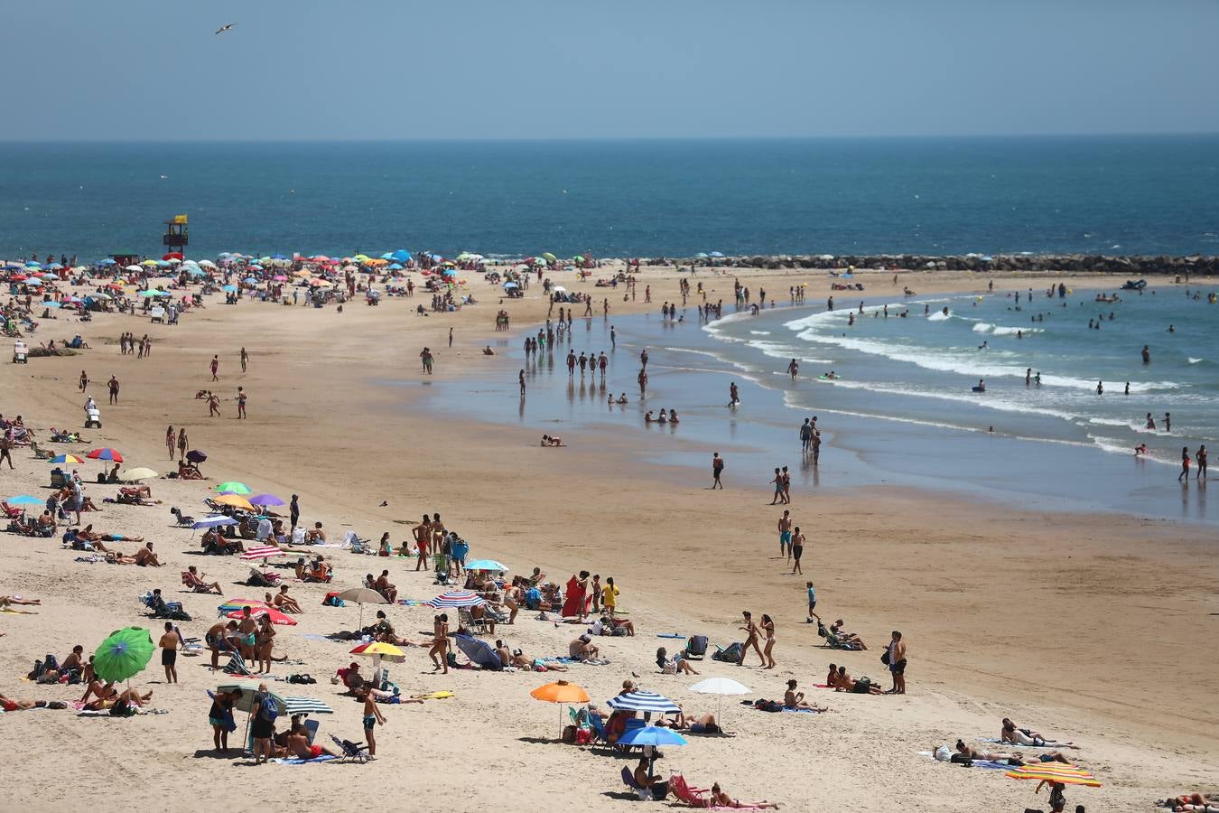 Primer fin de semana de playa veraniego en Cádiz