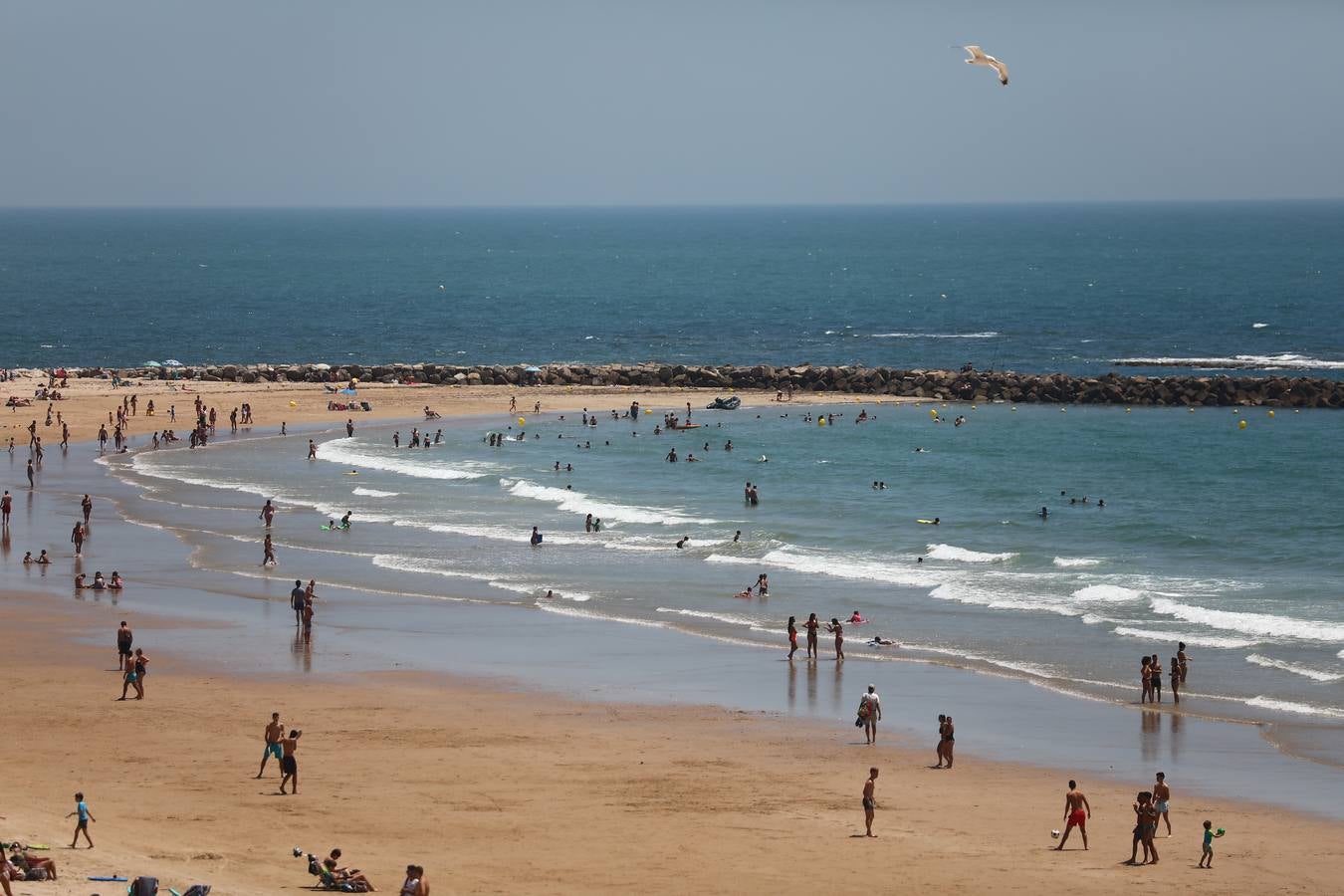 Primer fin de semana de playa veraniego en Cádiz