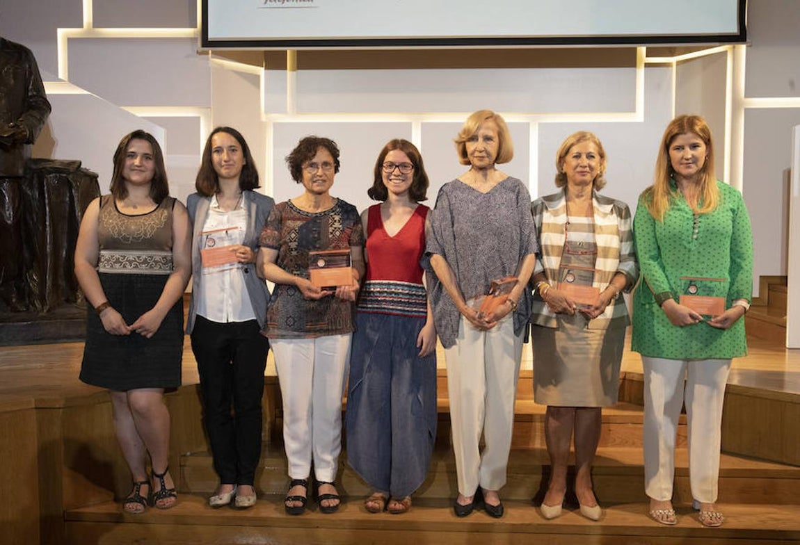 Las galardonadas en la XV edición de los Premios ABC Solidario. De izquierda a derecha: Sofya Shustrova y Rebecca Rowena Peña (de la Asociación Juvenil EQÜES), Dolors Puigdevall (directora de Cáritas Gerona), Ona Vilà Colomer (una de las jóvenes que ha participado en el proyecto «Apadrinar un abuelo»), Silvia Moroder (presidenta de la Fundación ANAR), Adriana Guevara de Bonis (presidenta de ADELA) y Aurora de Rato (presidenta de la Fundación Arrupe). 