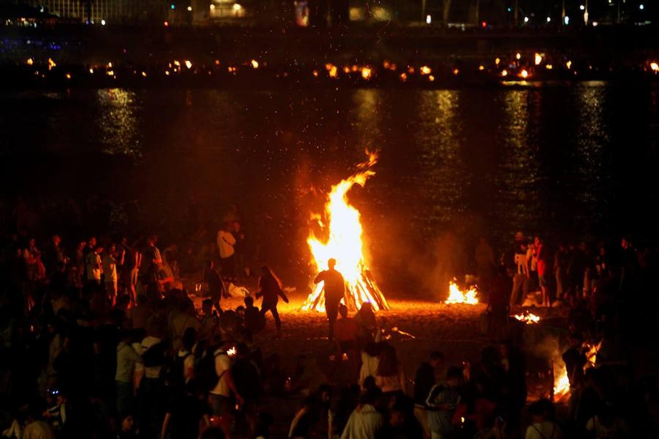 Un grupo disfruta de las hogueras en La Coruña en una de las playas de la ciudad portuaria. 