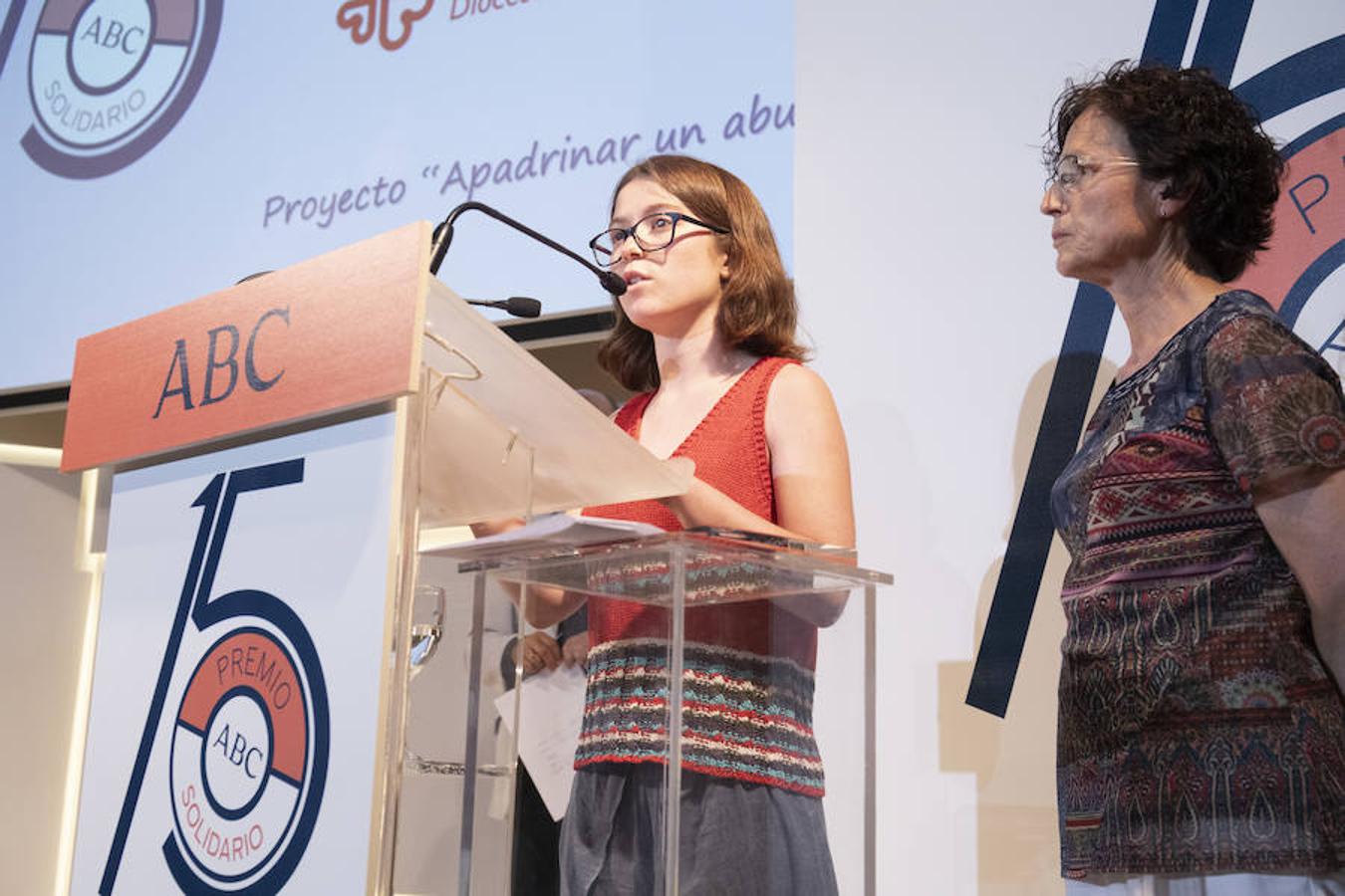 Ona Vilà Colomer, una de las jóvenes que ha participado en el proyecto premiado «Apadrinar un abuelo» junto a Dolors Puigdevall, directora de Cáritas Gerona. 