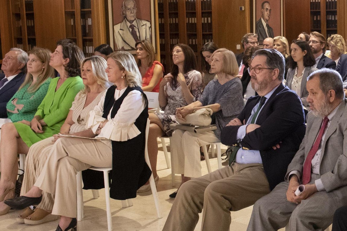 Bieito Rubido, director de ABC, junto a Francisco Fernández Marugán, Defensor del Pueblo, durante la entrega de premios. A la izquierda Catalina Luca de Tena, presidenta-editora de ABC, junto a Trinidad Jiménez, directora de Relaciones Institucionales de Telefónica. 