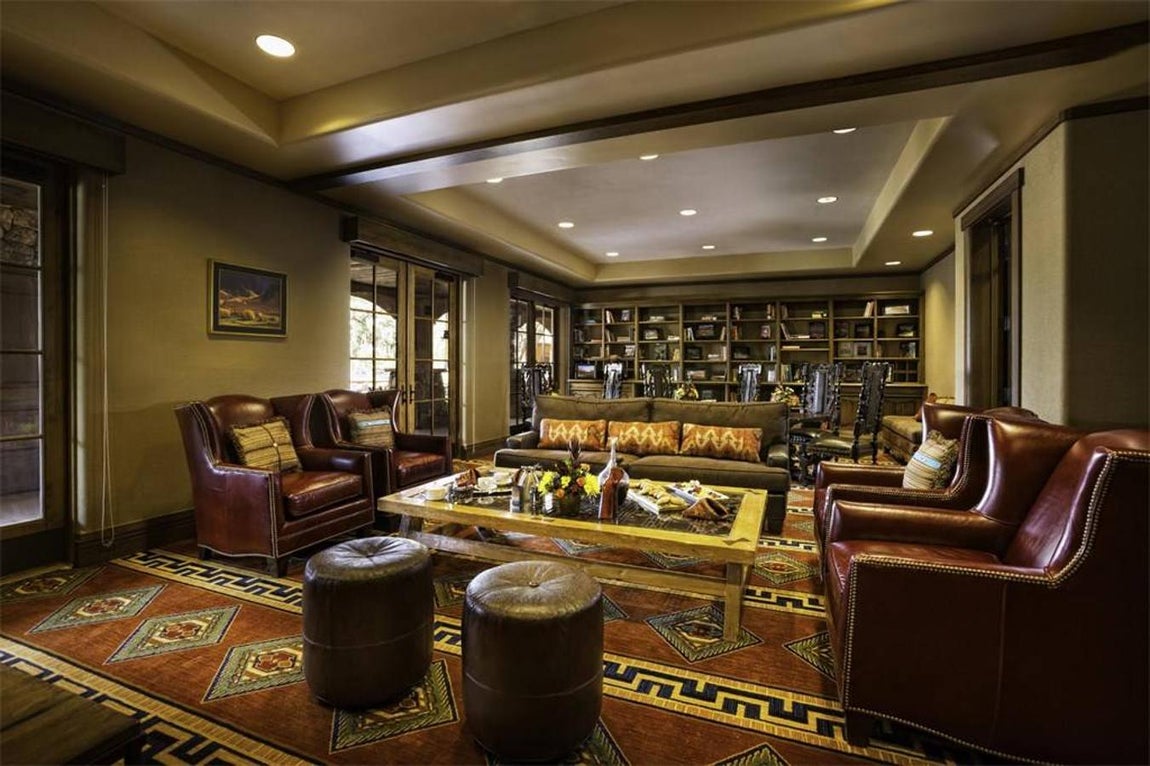 West Creek Ranch. La casa se vende con todos sus muebles a excepción de las obras de arte y los fósiles de la colección del propietario actual