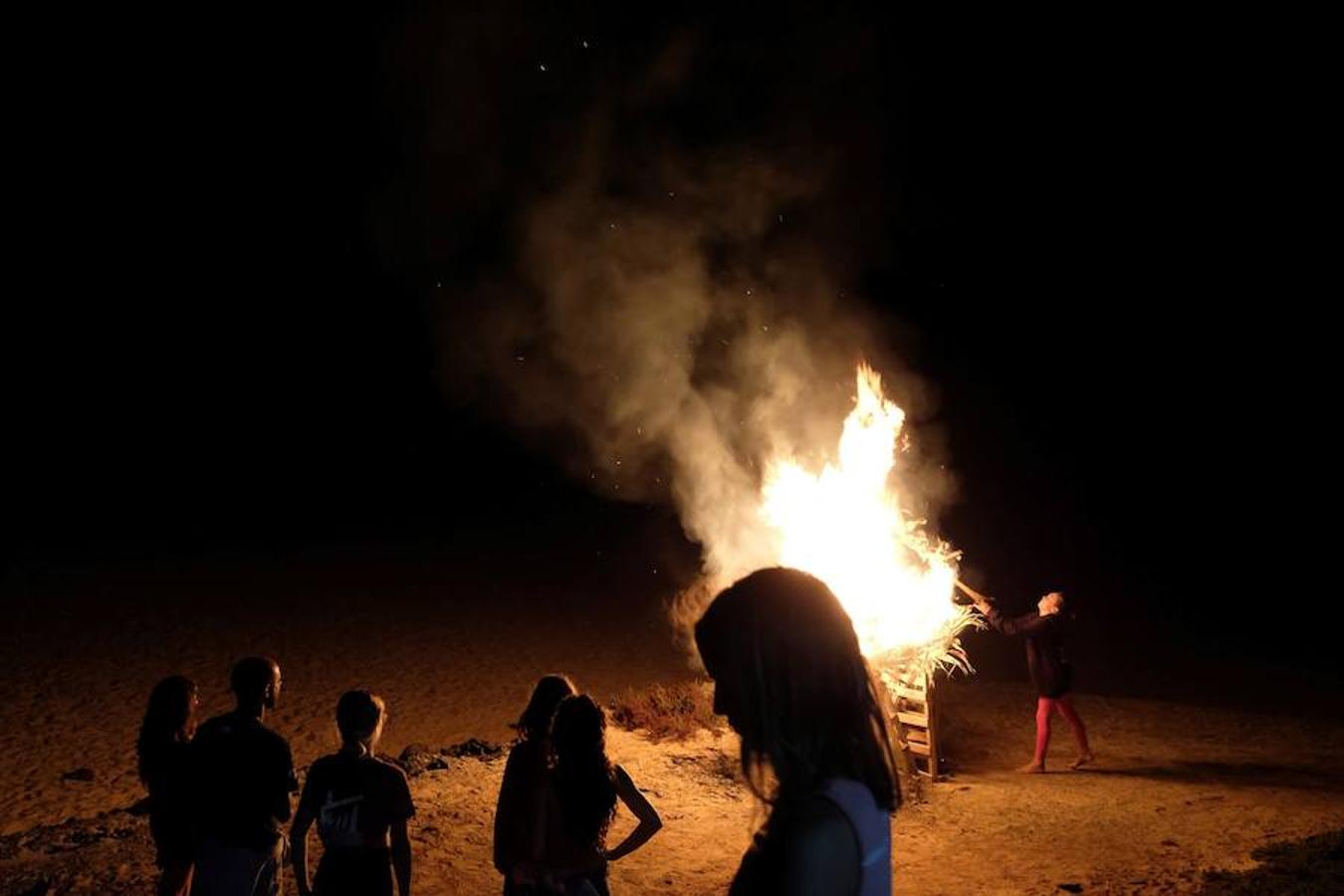 Las hogueras arden en la playa de La Concha, en el Cotillo (Fuerteventura), para celebrar la entrada del verano durante la mágica noche de San Juan. 