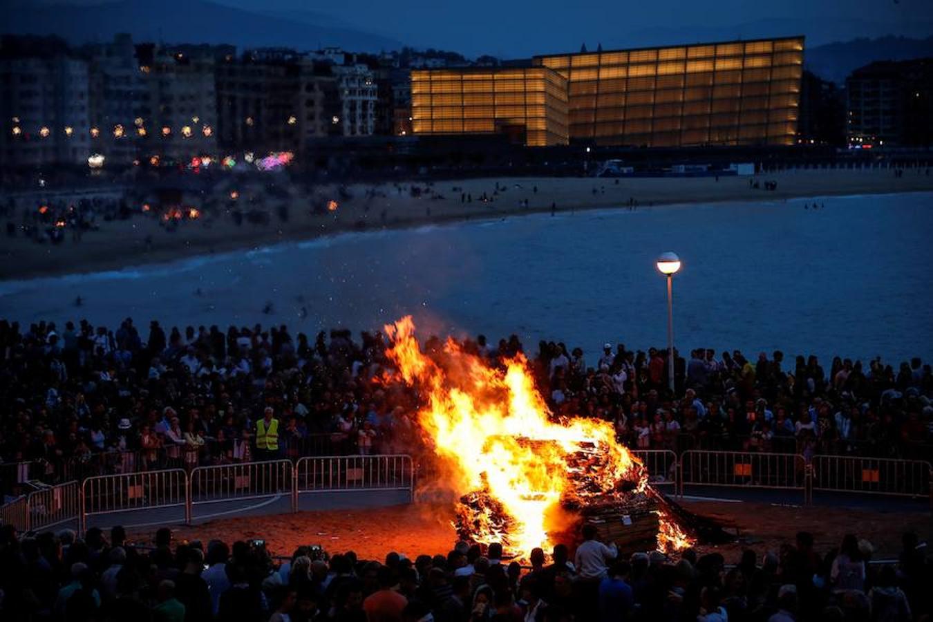 Vista de las tradicionales hogueras de San Juan en la playa de La Zurriola de San Sebastián. 