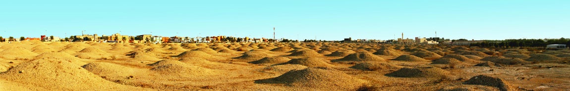 Enterramientos de Dilmun y Tylos (Baréin). Situados en la pare occidental de la isla, se trata de once sitios que forman una cadena que se extiende a lo largo de 25 km desde el centro del país hasta su costa norte.