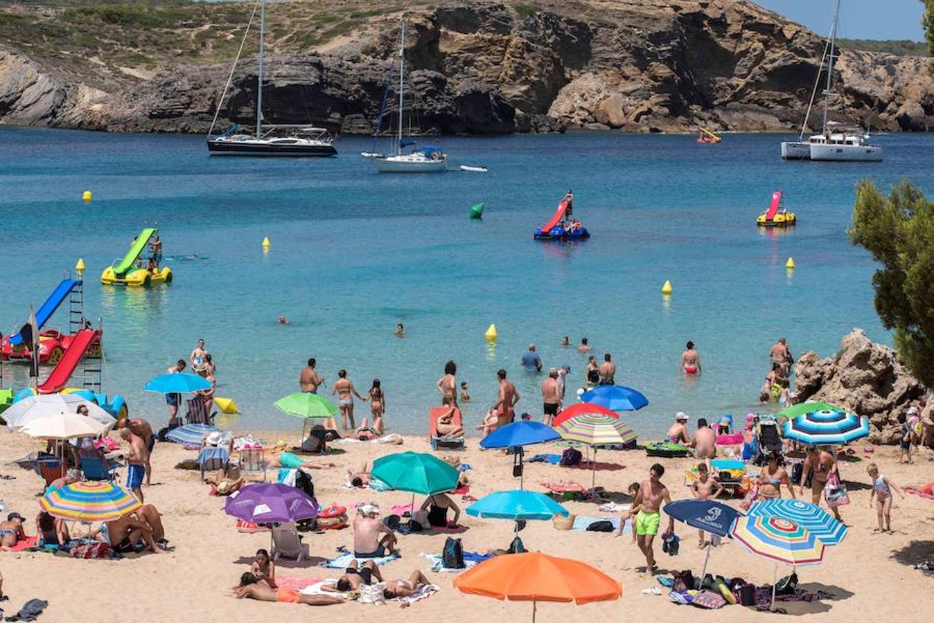 Vista general de la playa de Arenal Díen Castell, en Menorca. La llegada de una masa de aire tropical continental procedente del norte de África elevará los termómetros progresivamente. 