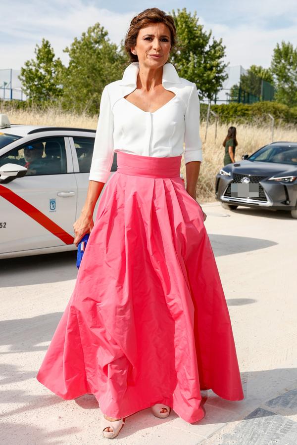 Gema López. La periodiista se decantó por un «look» de dos piezas que conjuntó con unos tacones «peep toe». Tanto los materiales como la forma de las respectivas prendas no consiguieron crear el estilismo perfecto para el gran día de su compañera. Además, eligió un peinado muy poco favorecedor.