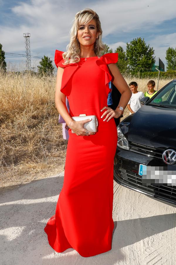 Ylenia Padilla. Ylenia lució un vestido rojo largo con volantes en las mangas. El hecho de conjuntarlo con unos pendientes y un bolso tan llamativo hizo que finalmente el «look» de la televisiva fuese demasiado recargado.