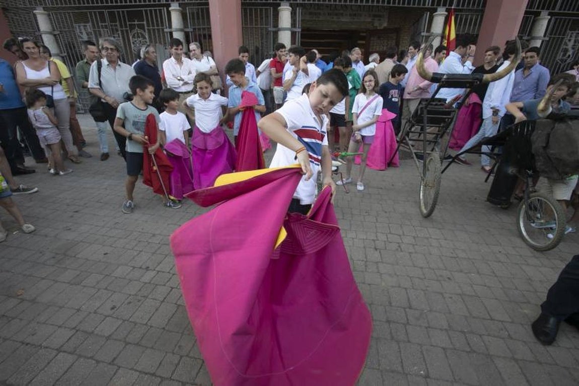 En imágenes, el apoyo a la Escuela Círculo Taurino de Córdoba