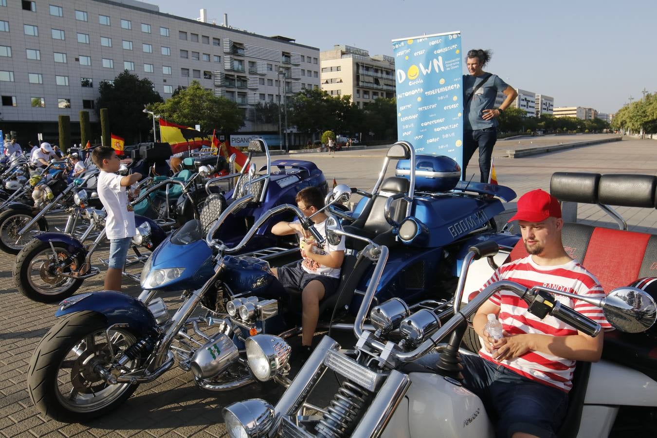 El paseo en moto de jóvenes con síndrome de Down, en imágenes