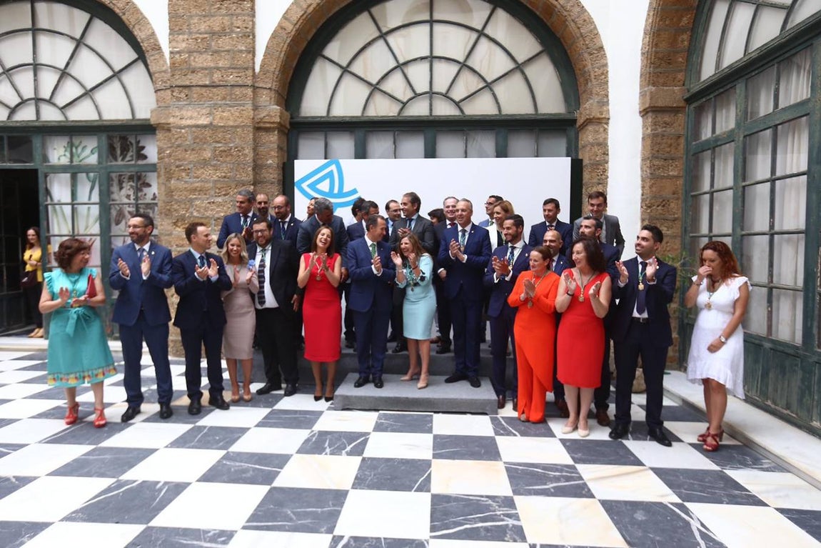 FOTOS: Caras nuevas y rostros conocidos en la Diputación de Cádiz
