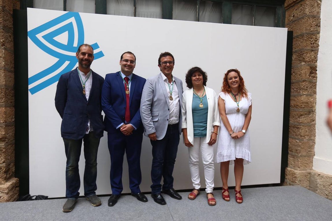 FOTOS: Caras nuevas y rostros conocidos en la Diputación de Cádiz