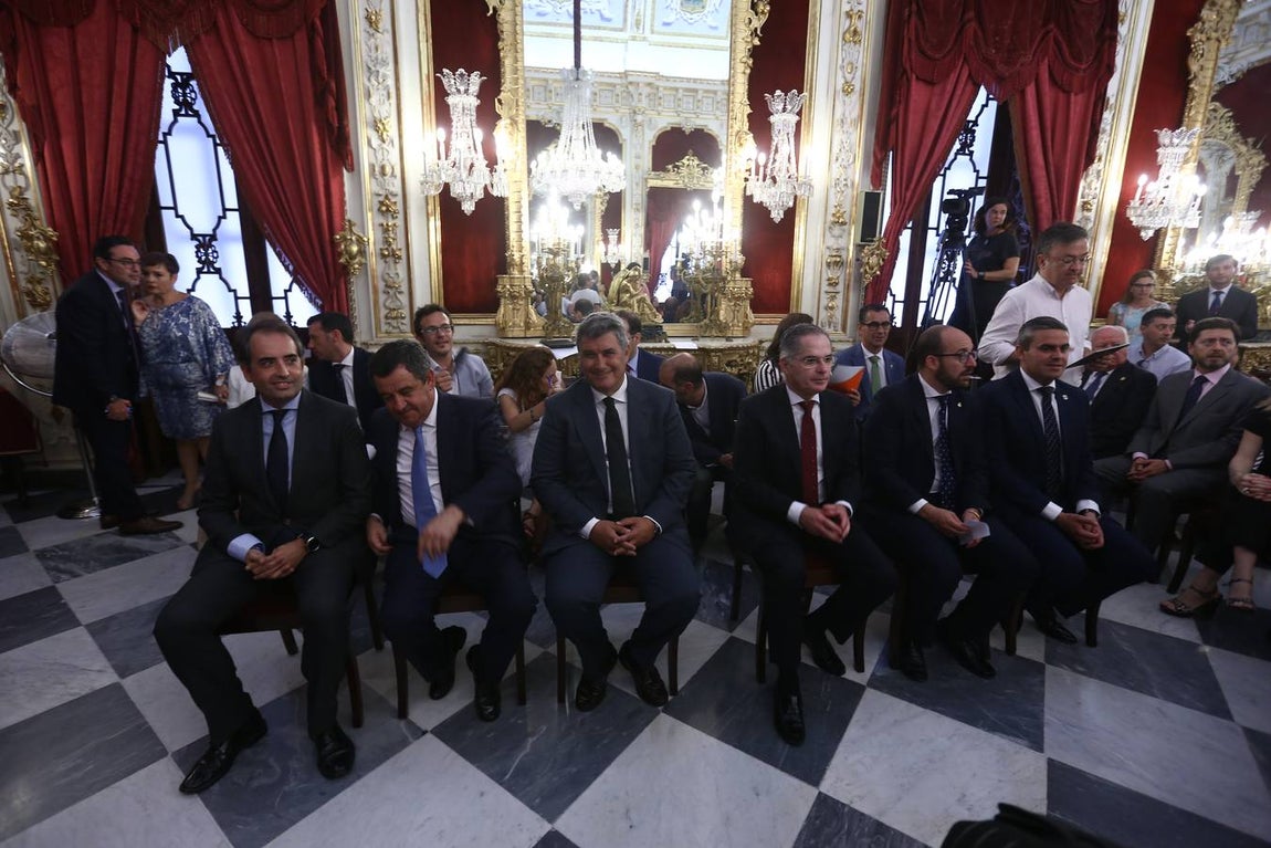 FOTOS: Caras nuevas y rostros conocidos en la Diputación de Cádiz
