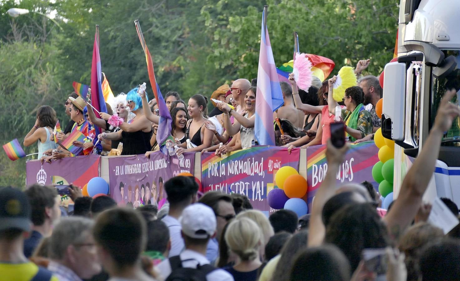 En imágenes, la cabalgata del orgullo LGTBI en Sevilla