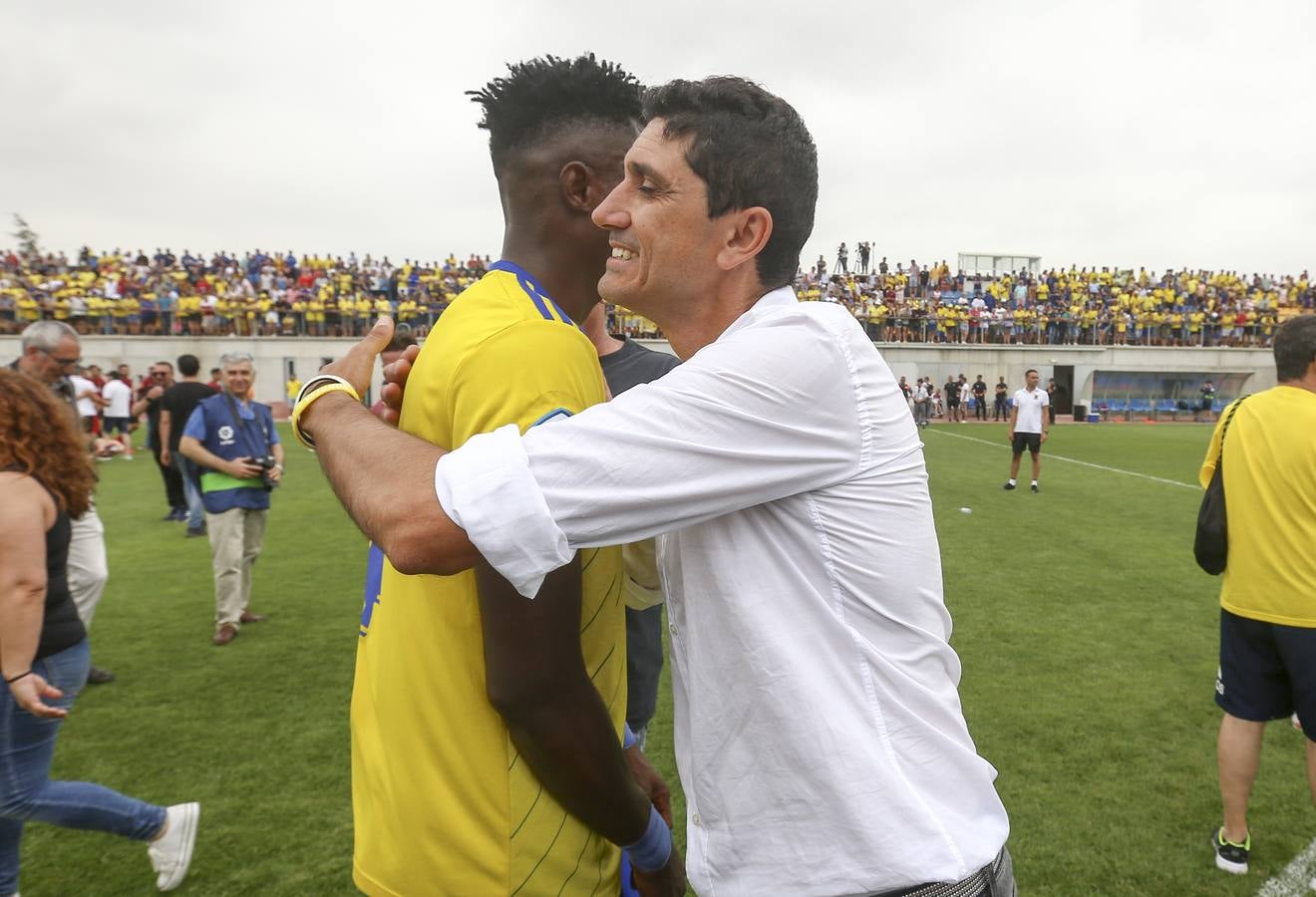 La celebración del histórico ascenso del Cádiz B, en imágenes