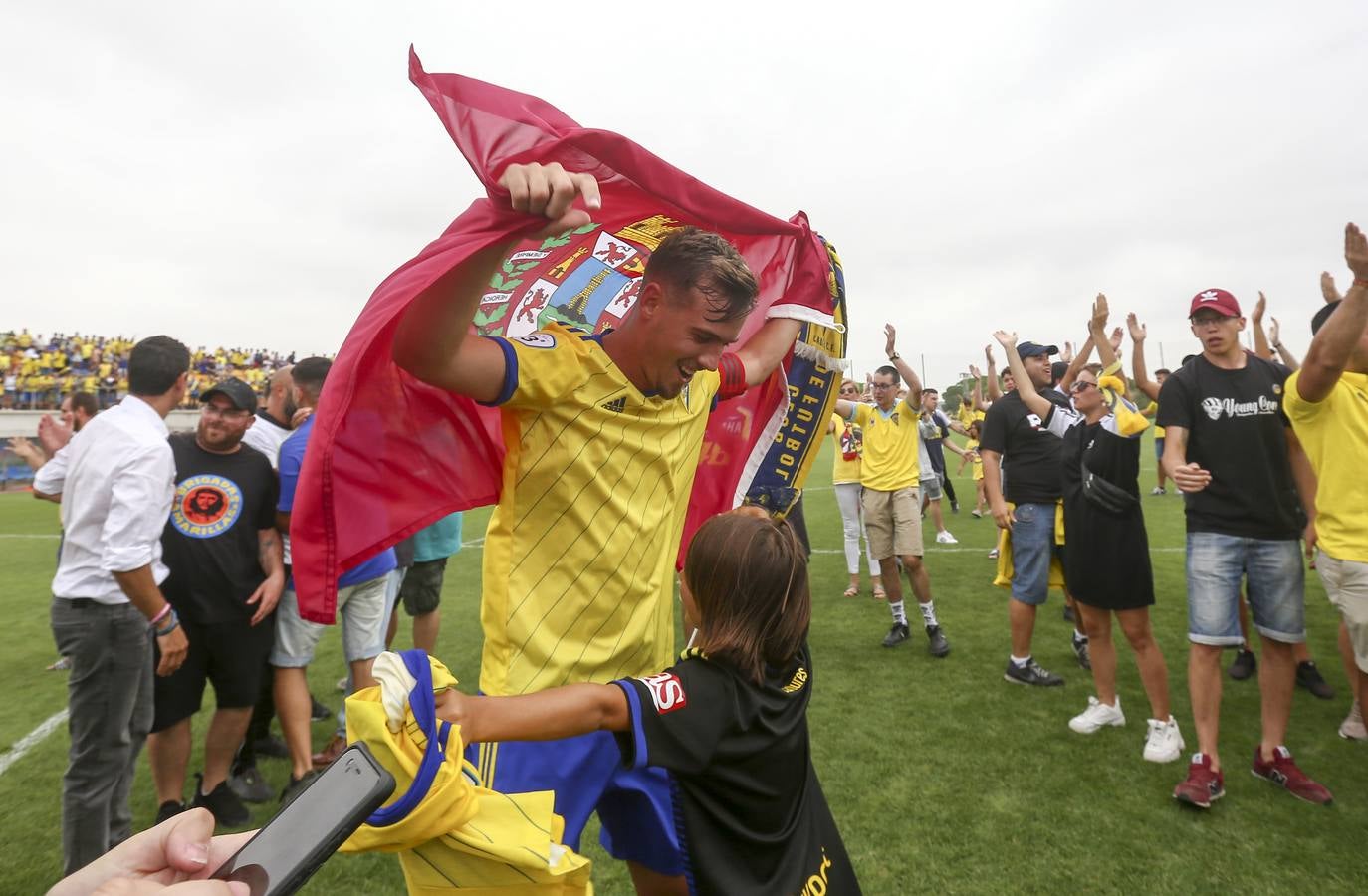 La celebración del histórico ascenso del Cádiz B, en imágenes