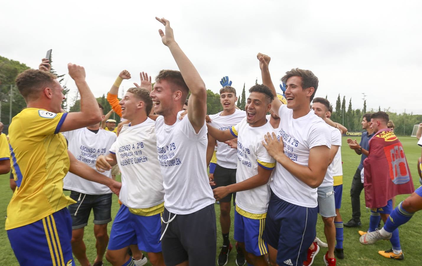 La celebración del histórico ascenso del Cádiz B, en imágenes