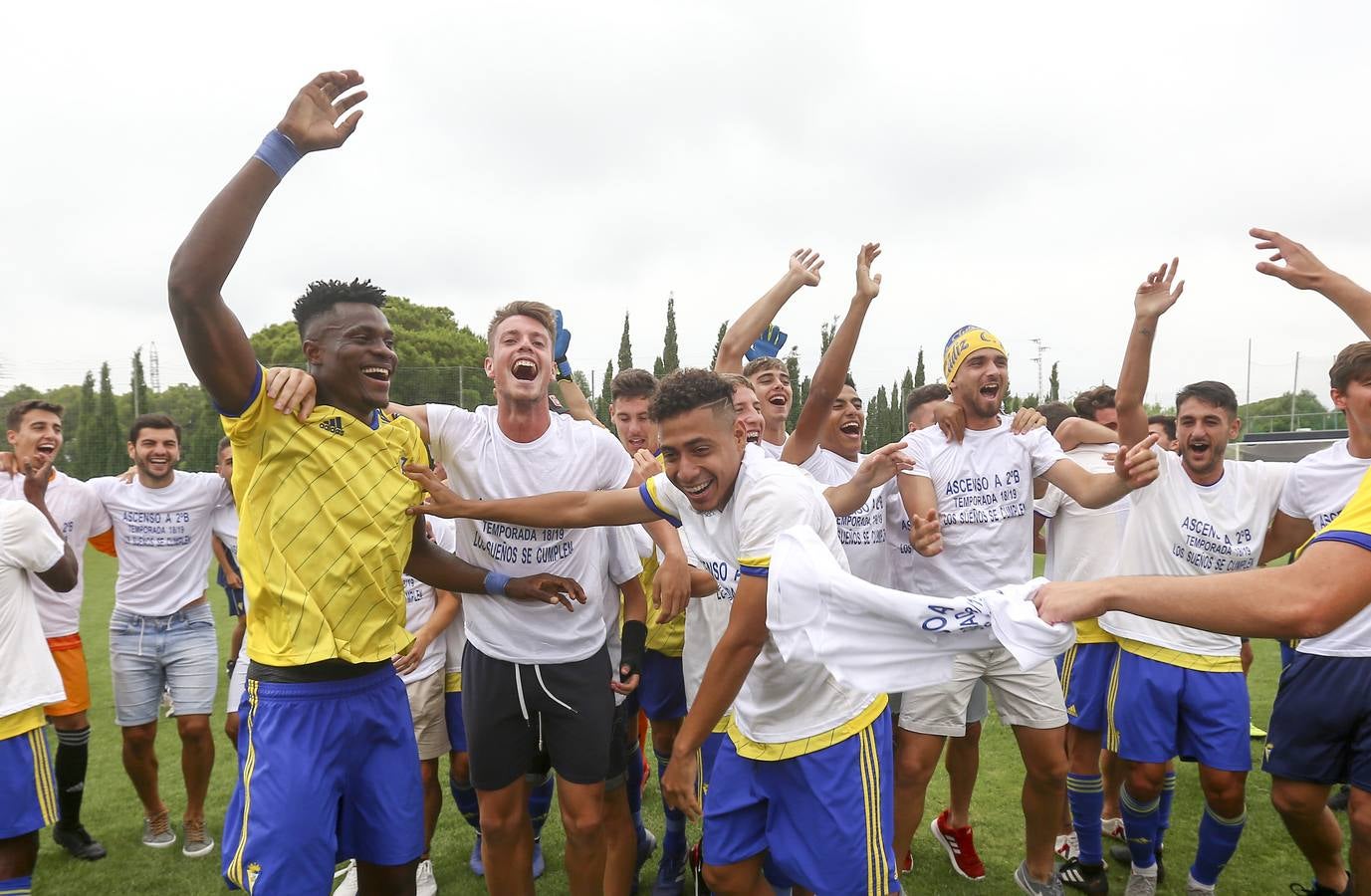 La celebración del histórico ascenso del Cádiz B, en imágenes