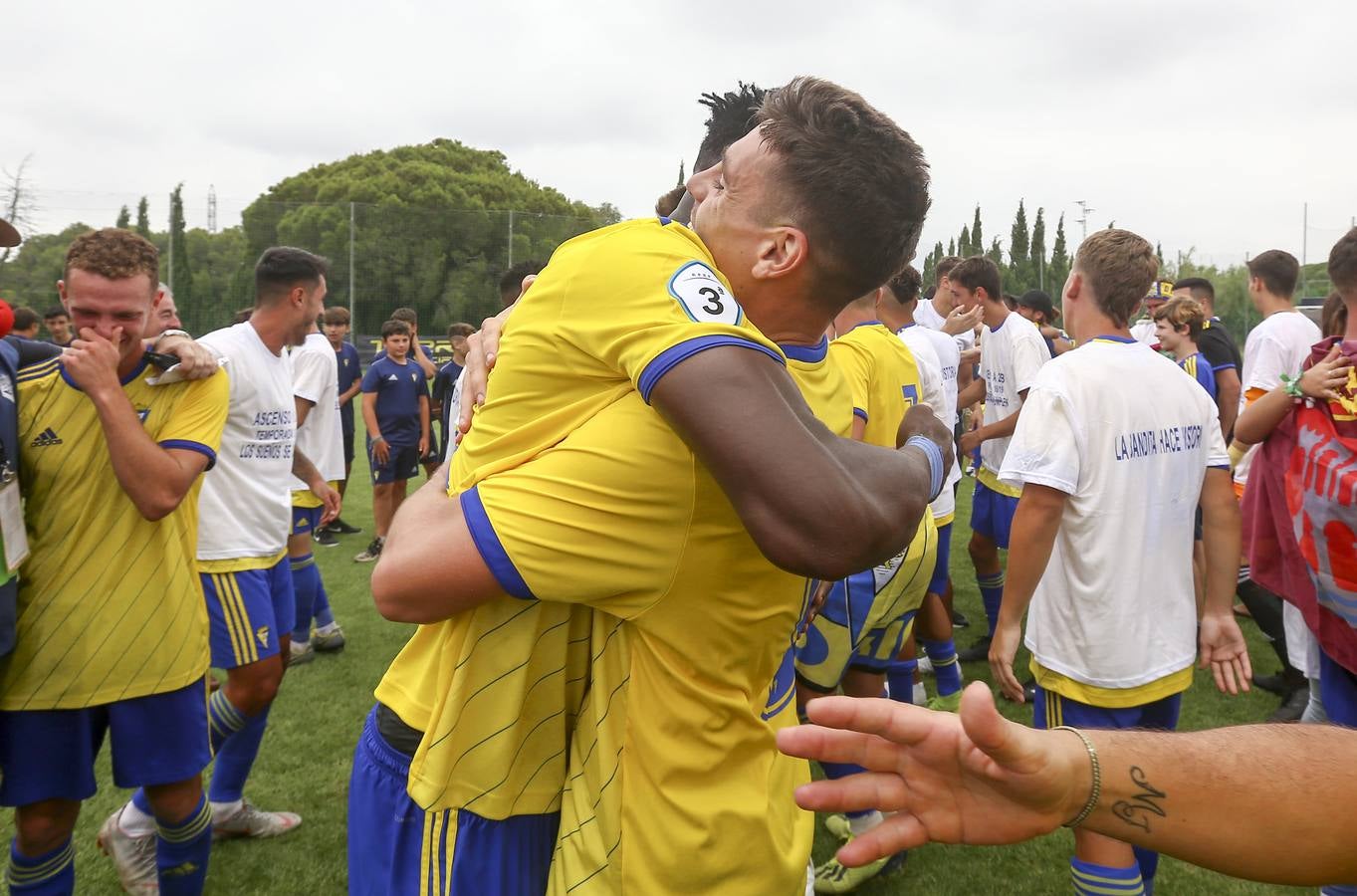 La celebración del histórico ascenso del Cádiz B, en imágenes