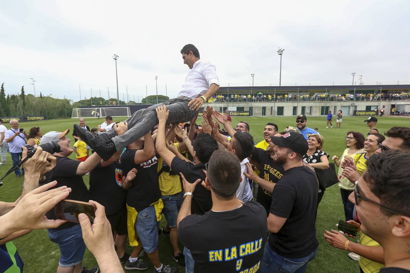 La celebración del histórico ascenso del Cádiz B, en imágenes