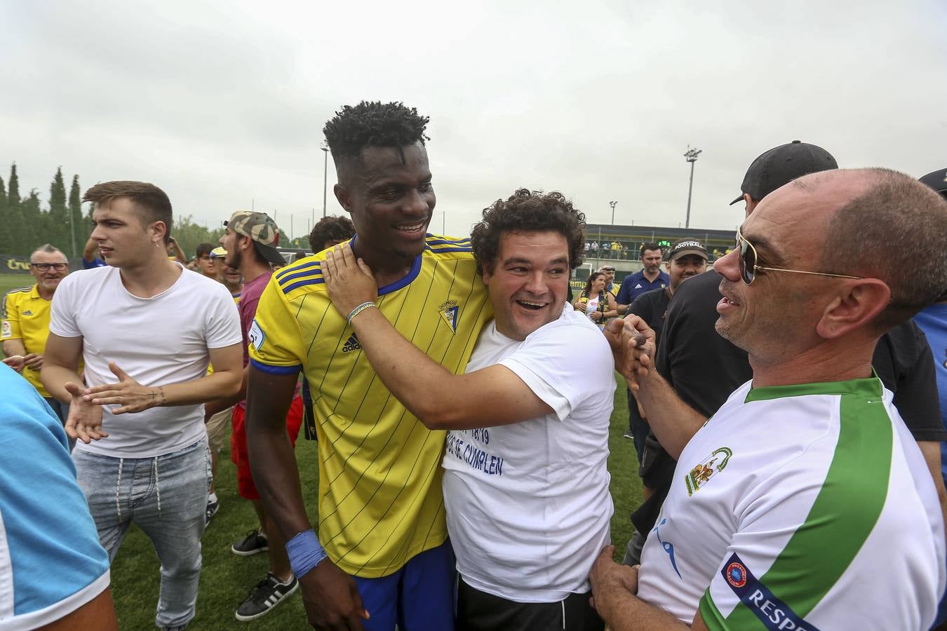 La celebración del histórico ascenso del Cádiz B, en imágenes