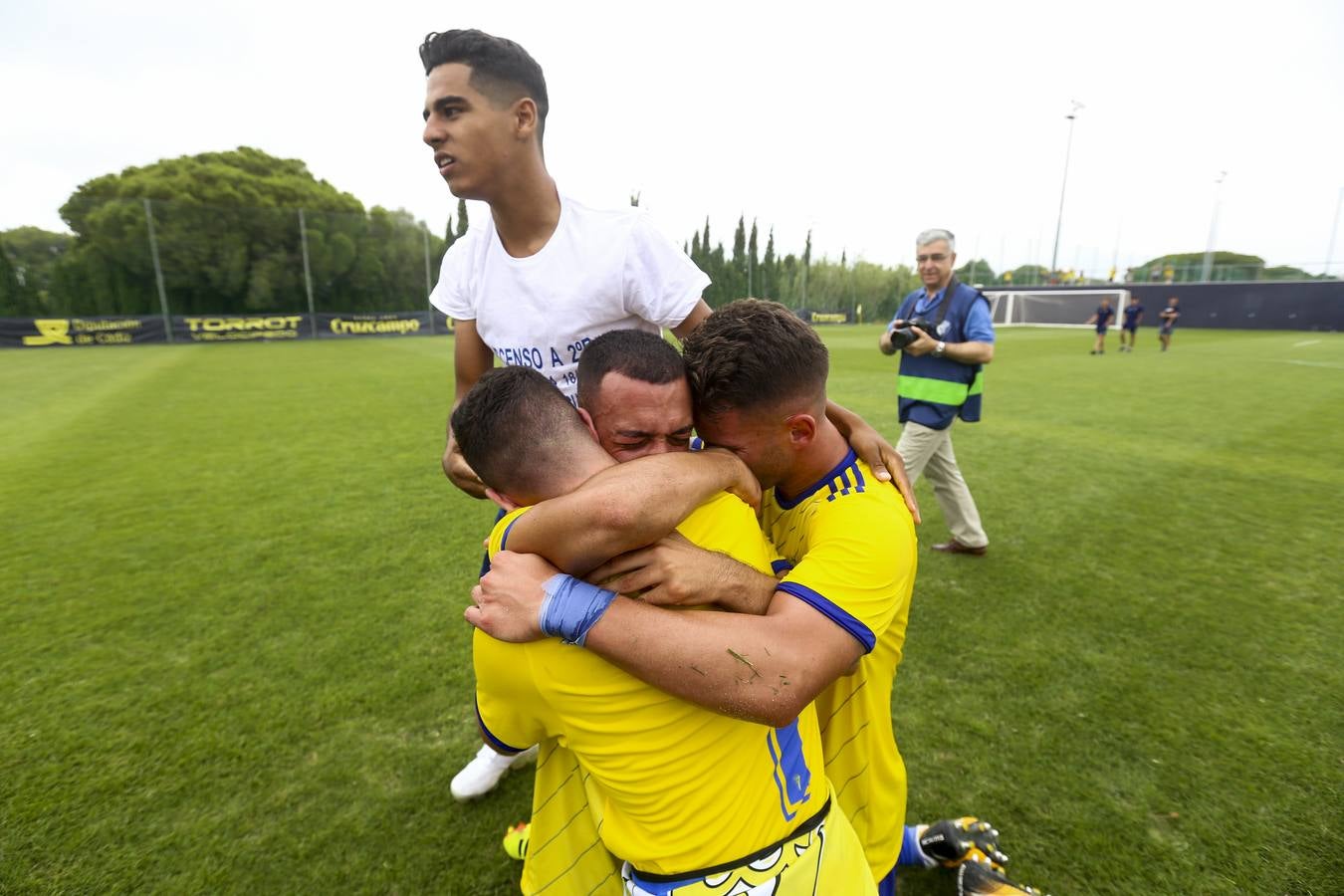 La celebración del histórico ascenso del Cádiz B, en imágenes