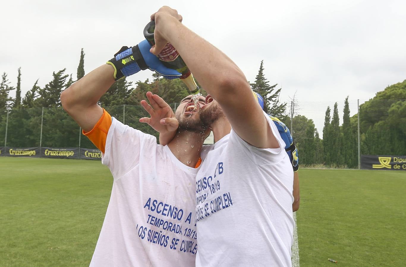 La celebración del histórico ascenso del Cádiz B, en imágenes