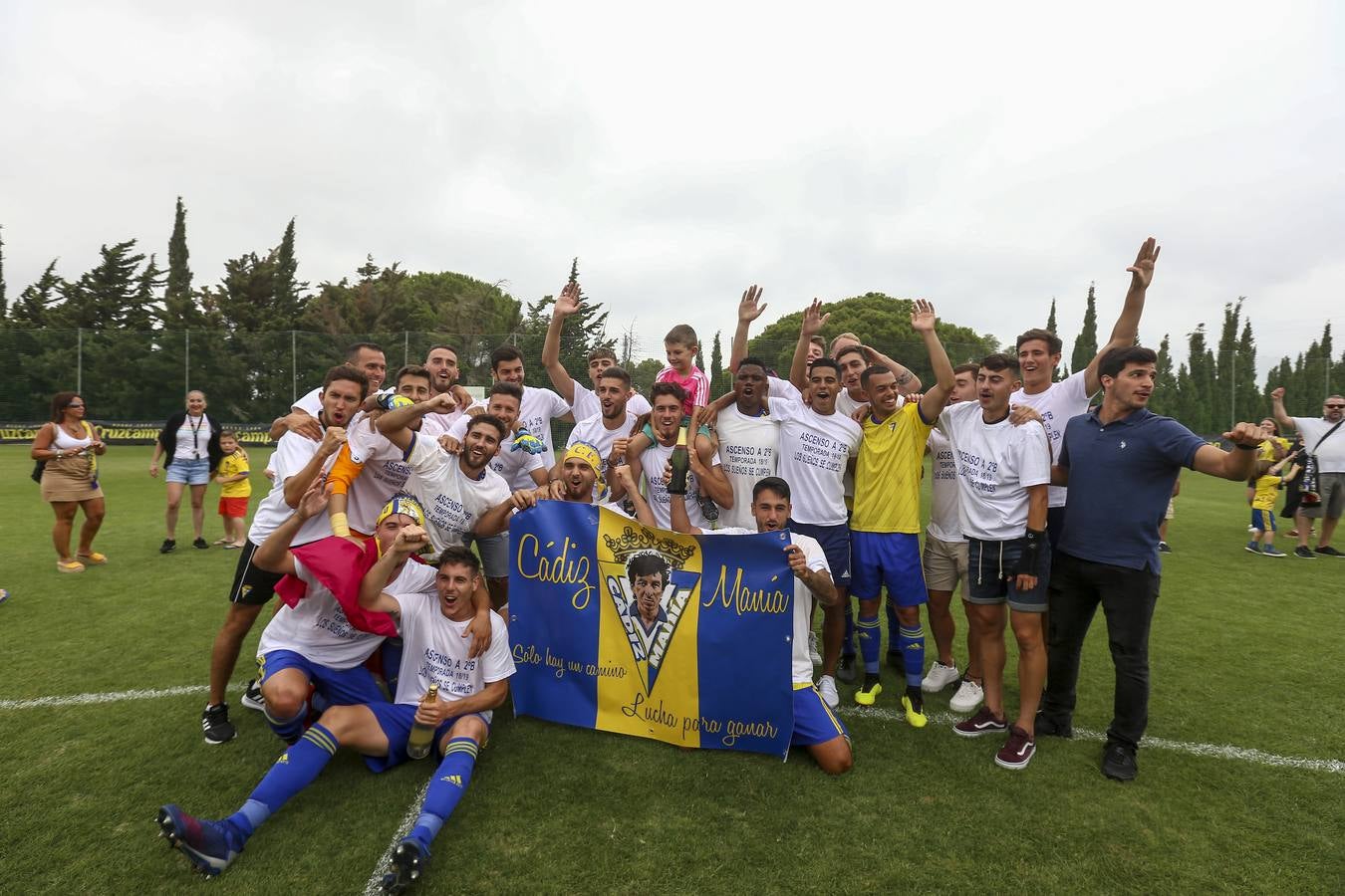 La celebración del histórico ascenso del Cádiz B, en imágenes