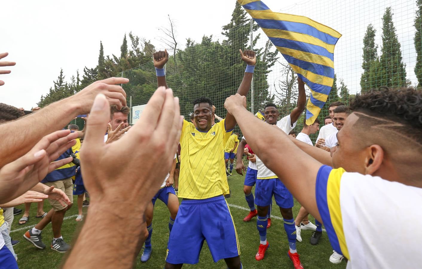 La celebración del histórico ascenso del Cádiz B, en imágenes