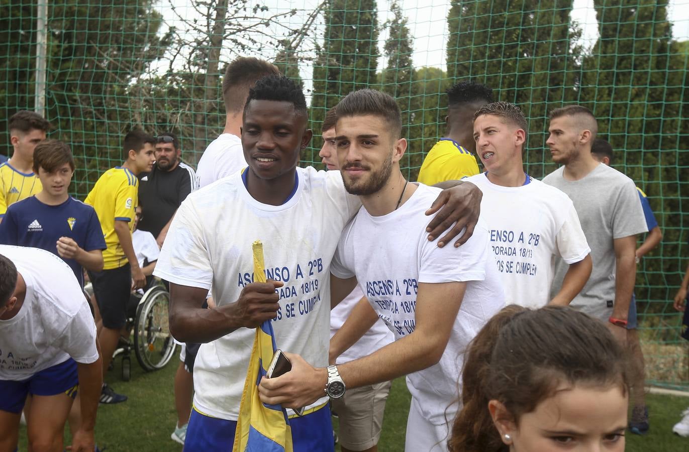 La celebración del histórico ascenso del Cádiz B, en imágenes