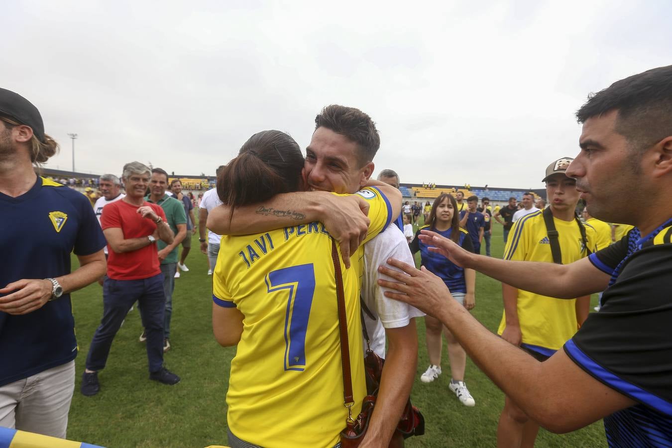 La celebración del histórico ascenso del Cádiz B, en imágenes