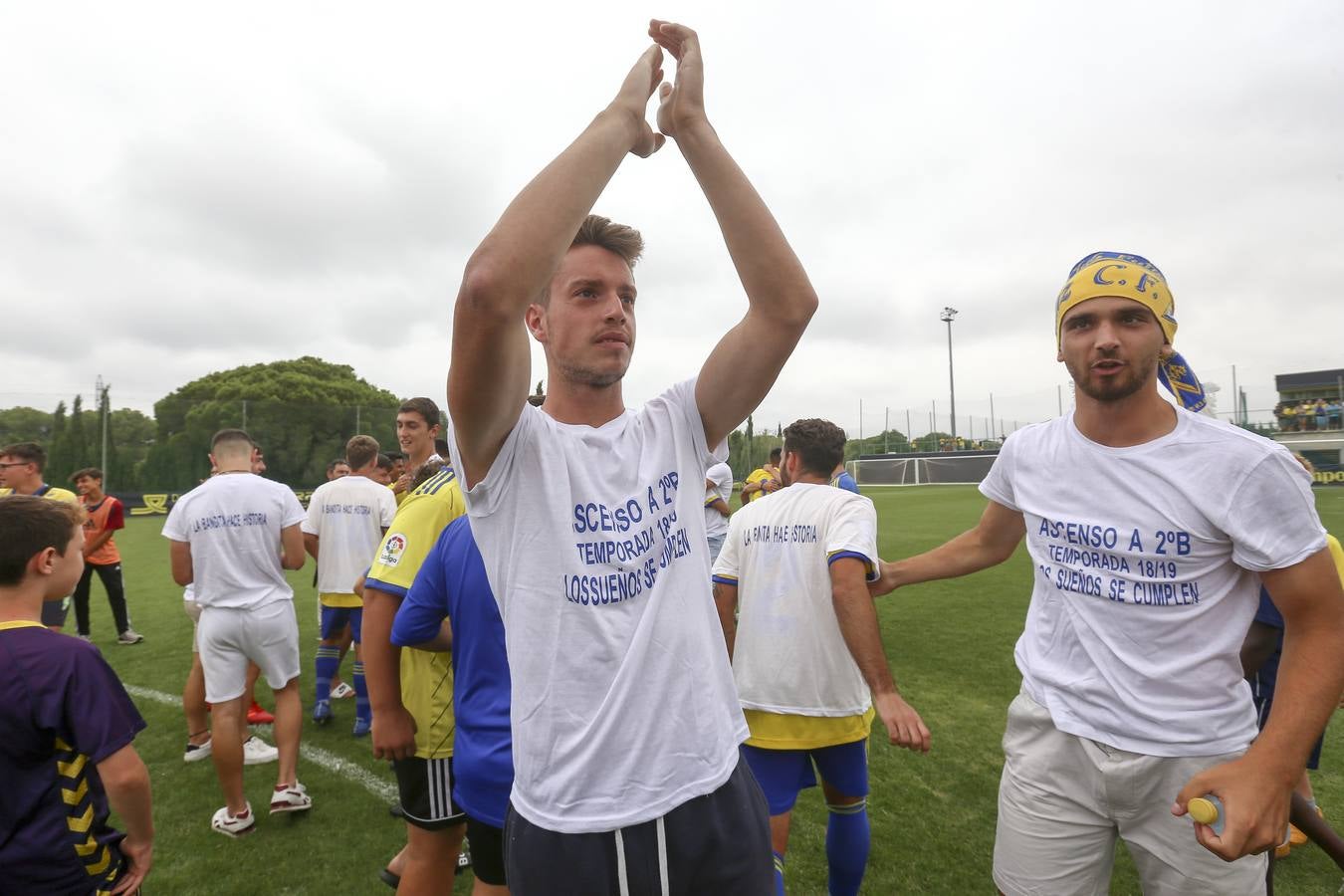 La celebración del histórico ascenso del Cádiz B, en imágenes