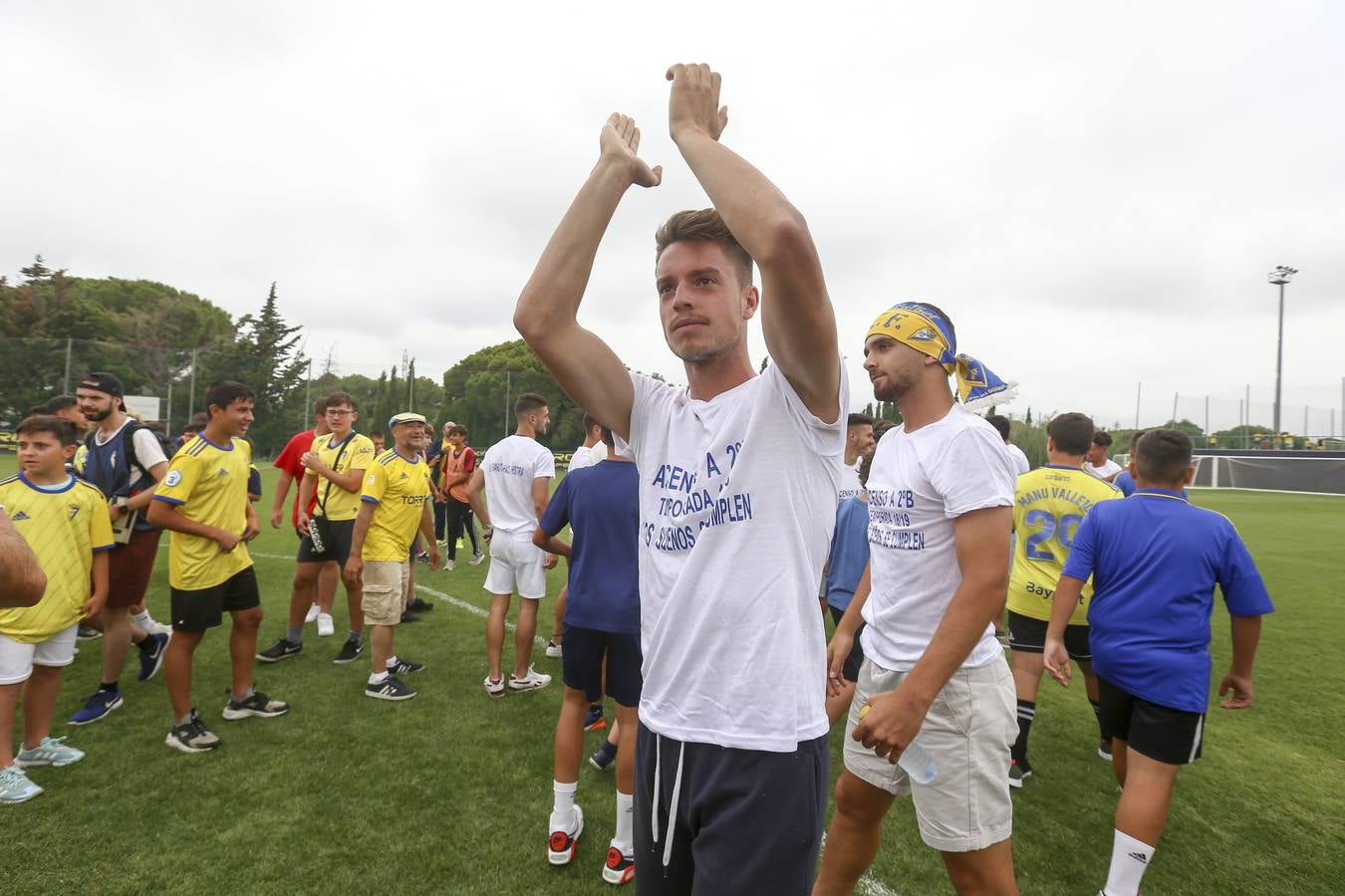 La celebración del histórico ascenso del Cádiz B, en imágenes