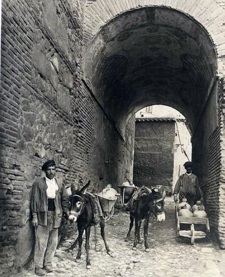Aguadores en el Cobertizo de San Miguel, en las inmediaciones de dónde la leyenda dice se encontraba la «Casa del Duende» cuya moradora, una vieja arpía, tenía aterrorizado al vecindario (Foto, Linares. Colección Alba, AMT). 