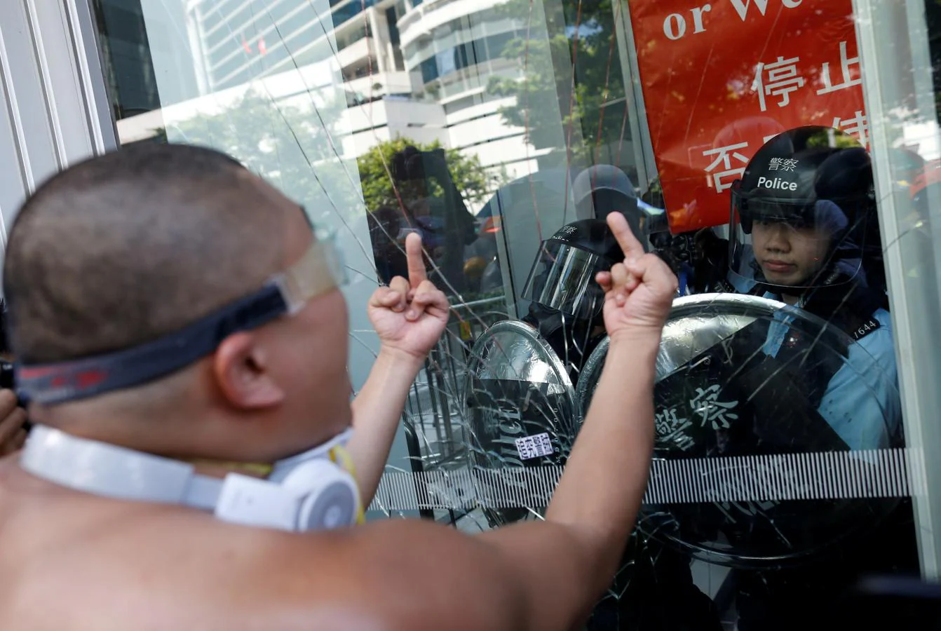 Un manifestante lanza un gesto ofensivo a la Policía de Hong Kong. 