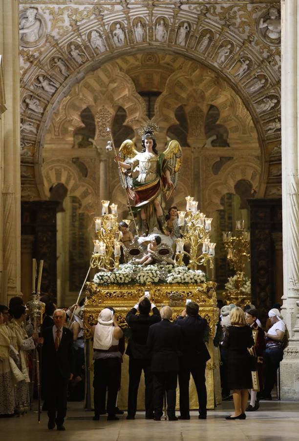 La histórica procesión del Sagrado Corazón, la Virgen de los Dolores y San Rafael por Córdoba, en imágenes