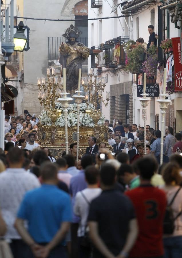 La histórica procesión del Sagrado Corazón, la Virgen de los Dolores y San Rafael por Córdoba, en imágenes