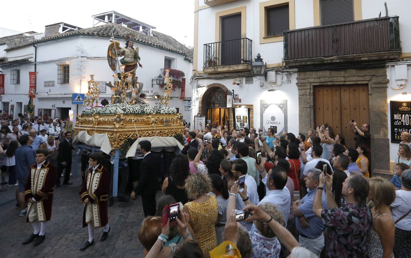 La histórica procesión del Sagrado Corazón, la Virgen de los Dolores y San Rafael por Córdoba, en imágenes