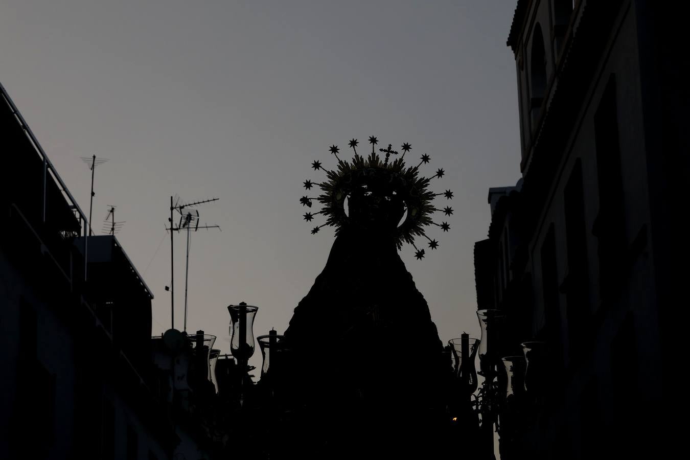 La histórica procesión del Sagrado Corazón, la Virgen de los Dolores y San Rafael por Córdoba, en imágenes