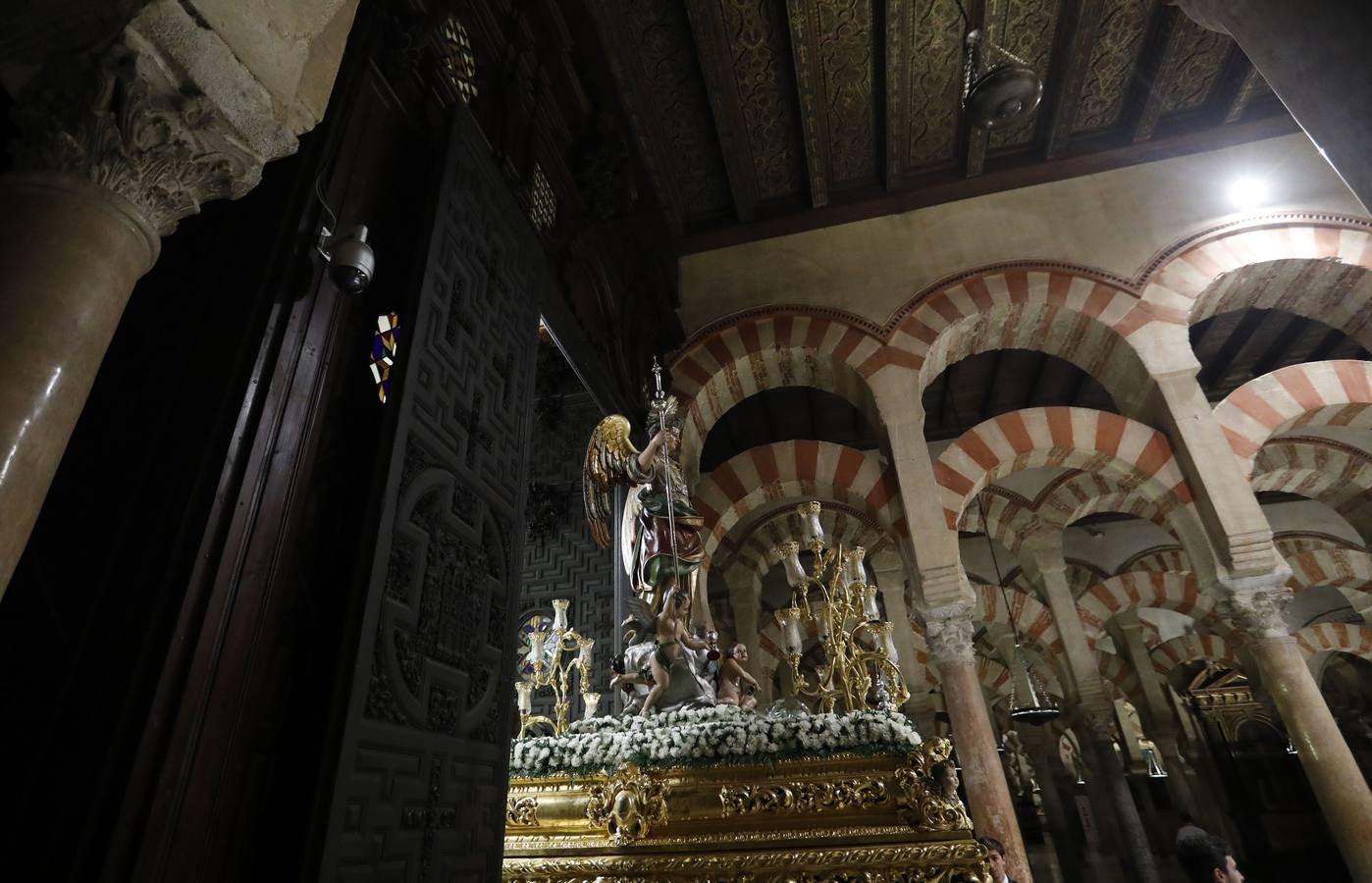 La histórica procesión del Sagrado Corazón, la Virgen de los Dolores y San Rafael por Córdoba, en imágenes