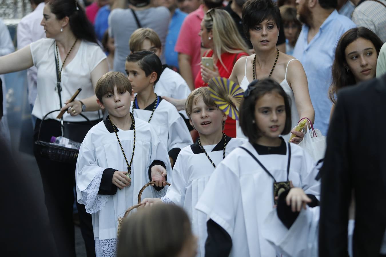 La histórica procesión del Sagrado Corazón, la Virgen de los Dolores y San Rafael por Córdoba, en imágenes