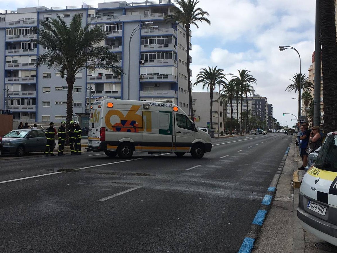 Tres heridos en un aparatoso accidente en la Avenida Cayetano del Toro en Cádiz