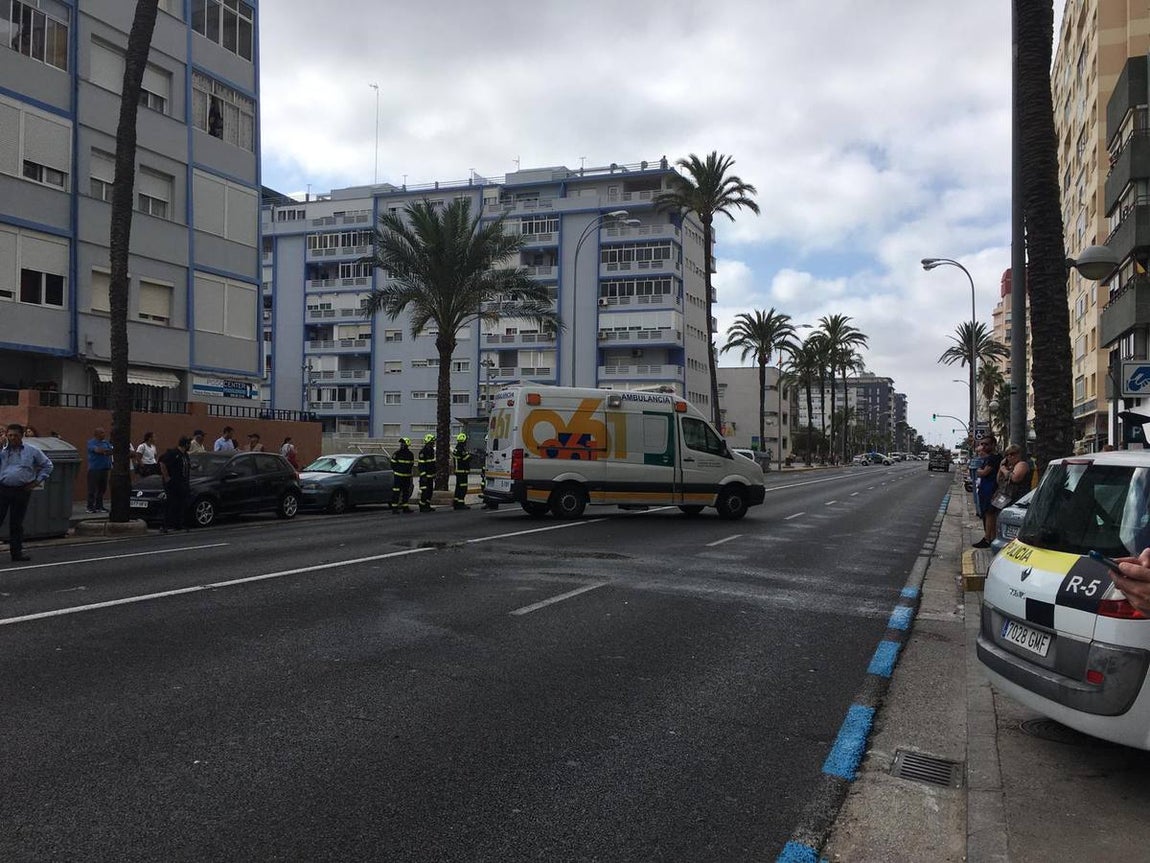 Tres heridos en un aparatoso accidente en la Avenida Cayetano del Toro en Cádiz