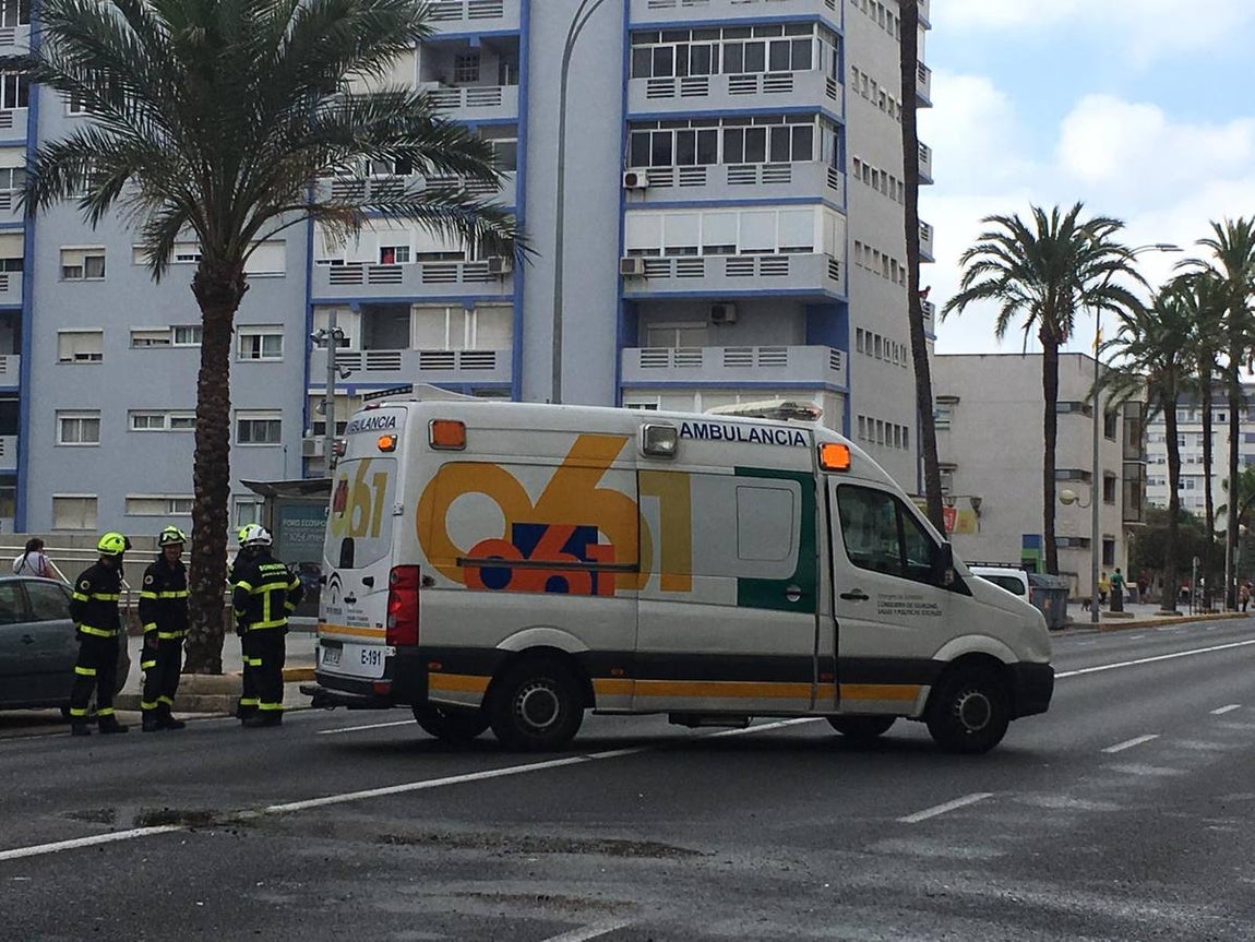 Tres heridos en un aparatoso accidente en la Avenida Cayetano del Toro en Cádiz