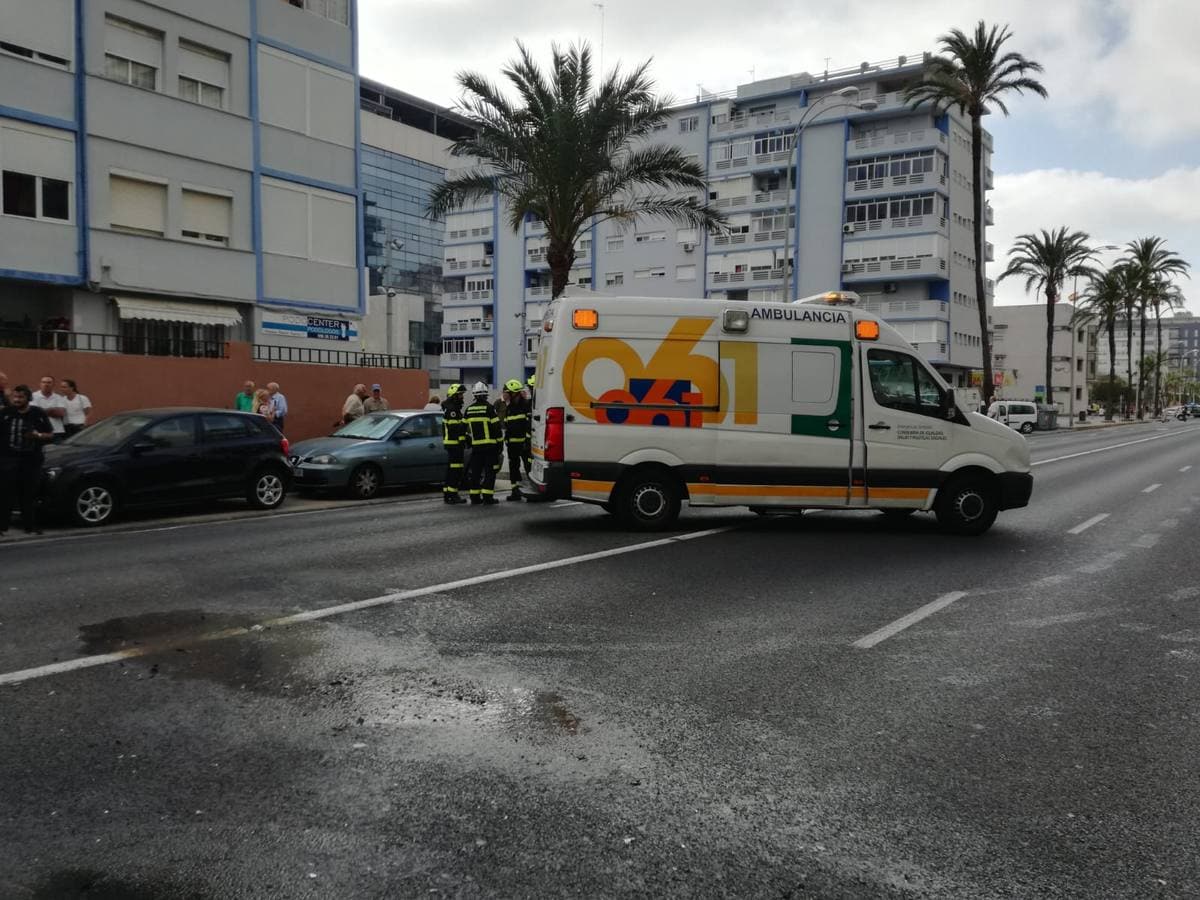 Tres heridos en un aparatoso accidente en la Avenida Cayetano del Toro en Cádiz