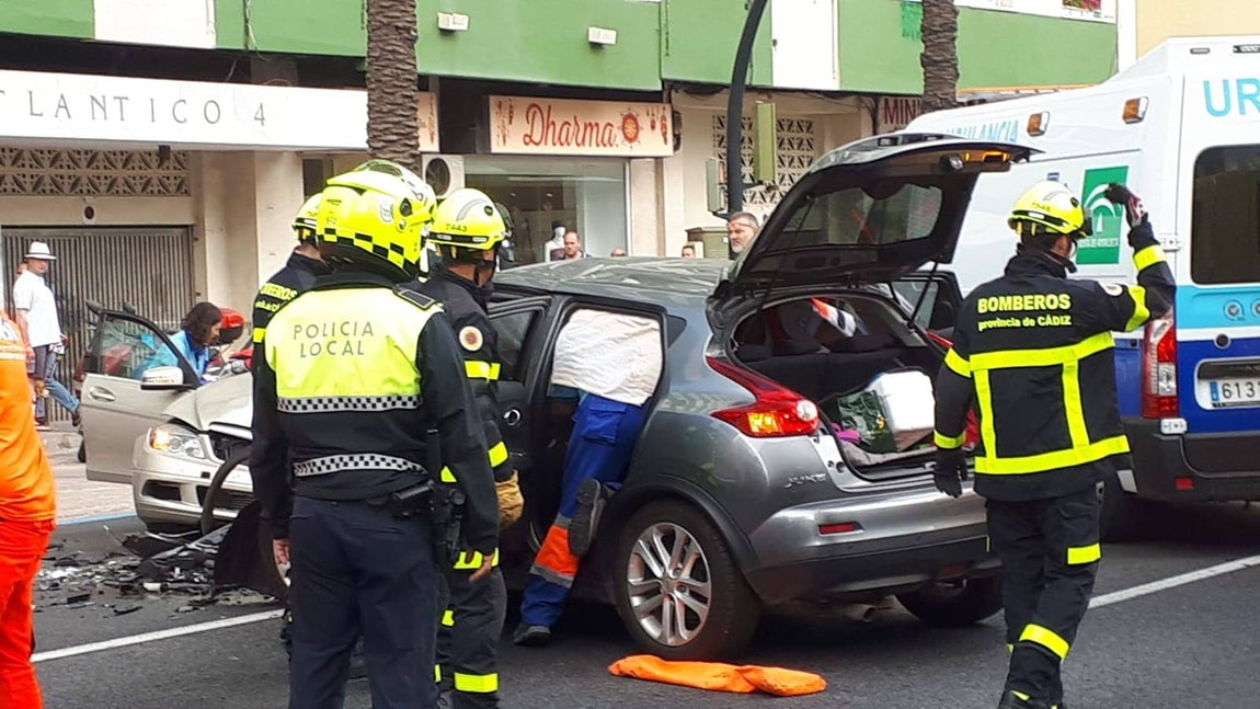 Tres heridos en un aparatoso accidente en la Avenida Cayetano del Toro en Cádiz
